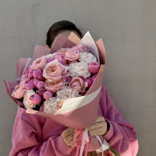 Букет Ягодка💕из Пионовидных кустовых роз с эвкалиптом 💕