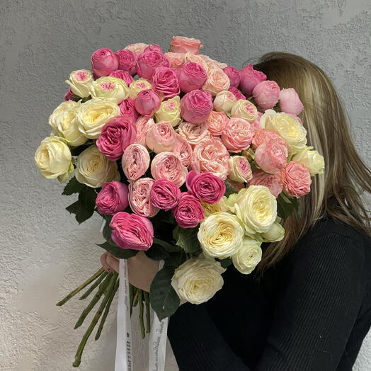 Букет из 15 пион. кустовых роз микс