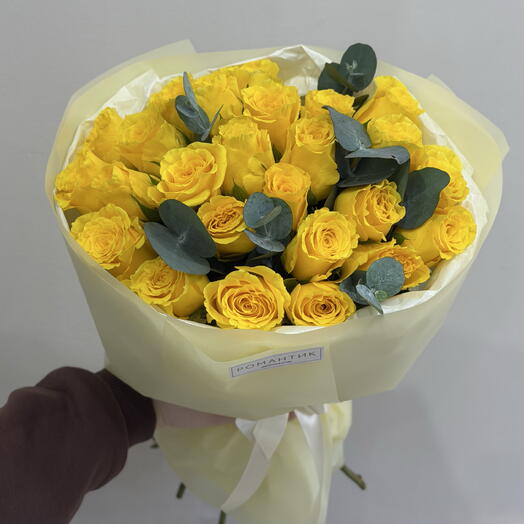 Букет из 25 желтых роз Кения с эвкалиптом 💛