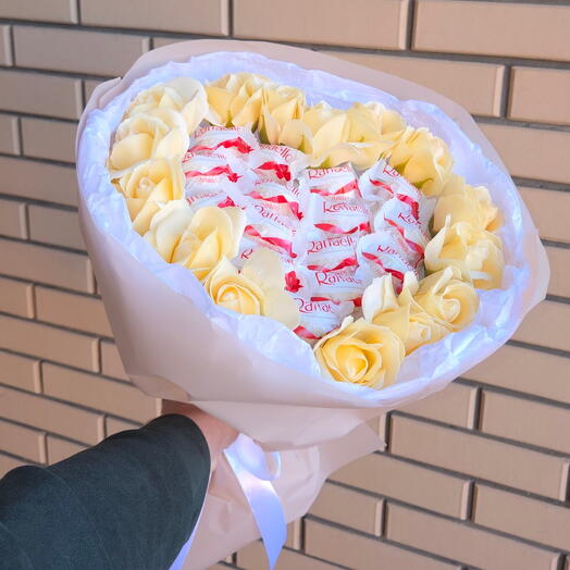 Букет из персиковых мыльных роз и конфет