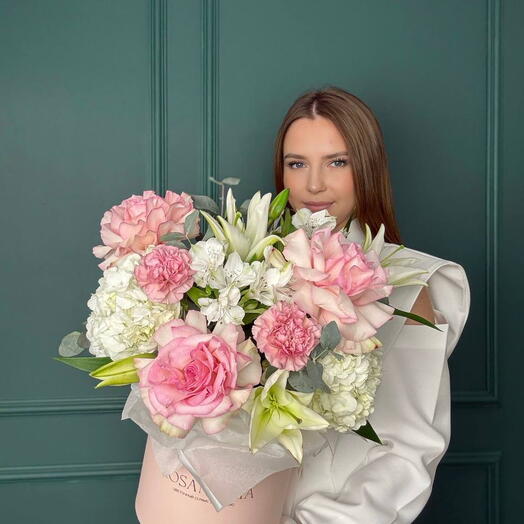 Шляпная коробка с эквадорскими розами и гортензией 513