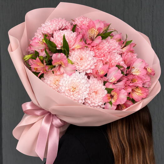 Букет из сезонной альстромерии и хризантемы