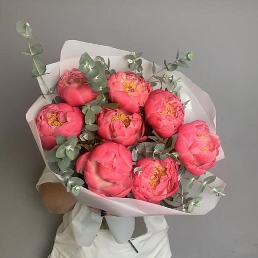 Коралловые пионы с эвкалиптом