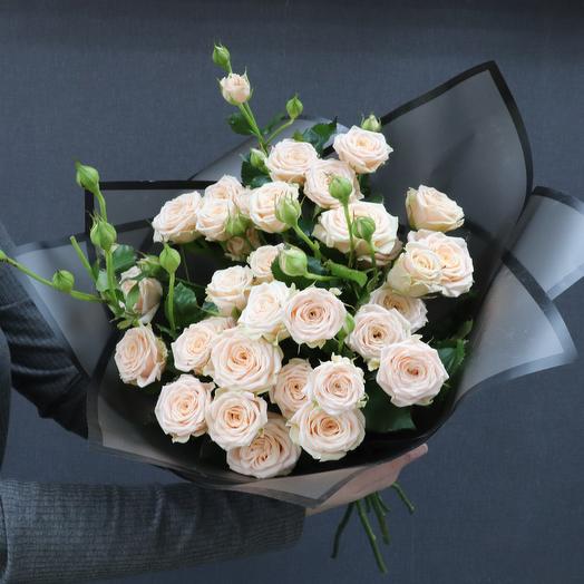 Rosa de arbusto en un paquete elegante