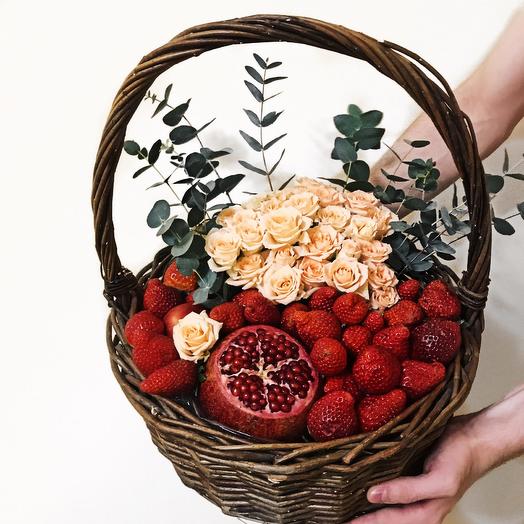 Корзинка с гранатом и клубникой