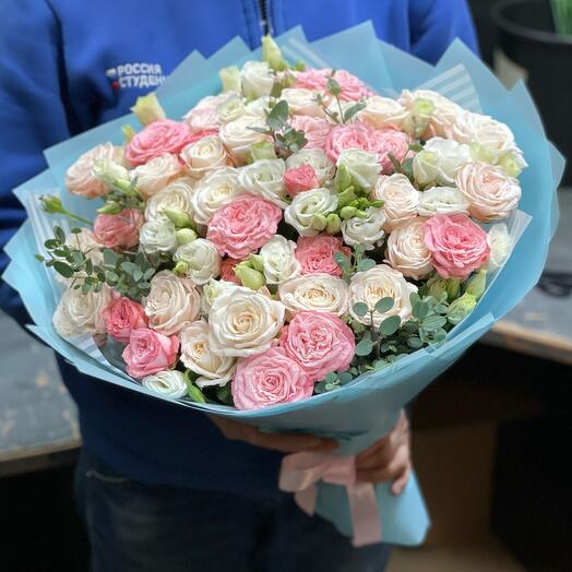 Bouquet of peony-shaped roses and eustoma