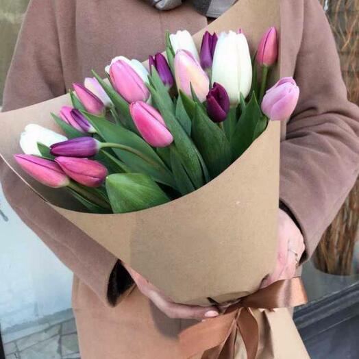 Букет весенних= тюльпанов