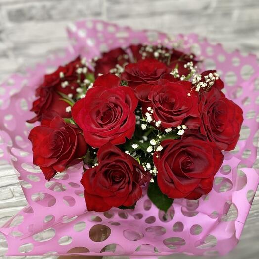 15 роз с гипсофилой