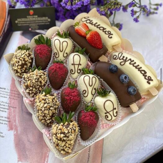 Juego de fresas cubiertas de chocolate y plátanos cubiertos de chocolate