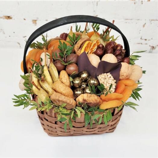 Корзина с сухофруктами и орехами