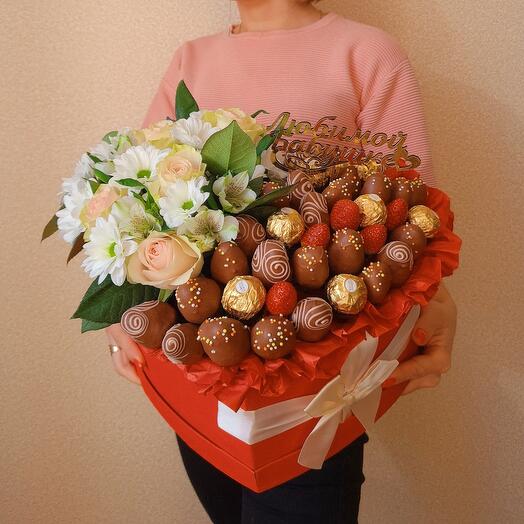 Клубника в шоколаде и цветы