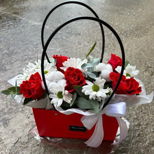 Сумочка с цветами ♥️, цветы в коробке розы с хризантемой и хлопком