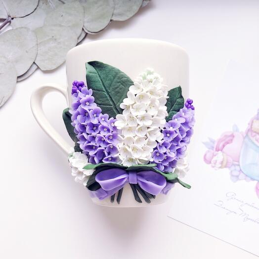 Ramalhete lilás de argila de polímero em caneca