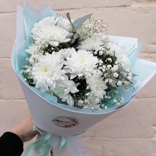 Букет из хризантем и гипсофилы