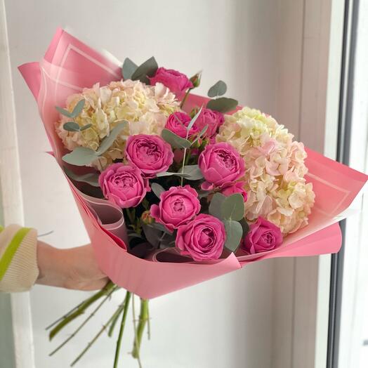 Bouquet of hydrangeas and peony-shaped roses