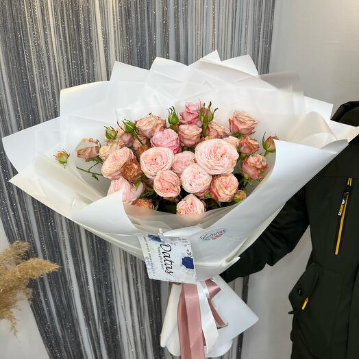 Ramo de rosas arbustivas en forma de peonía Bambastics