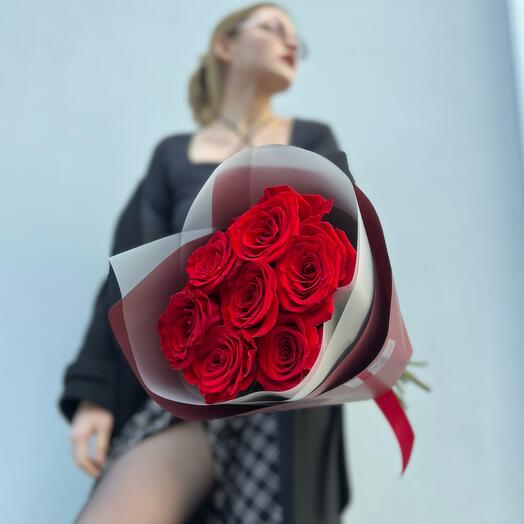 7 rosas rojas en la decoración "Burdeos"