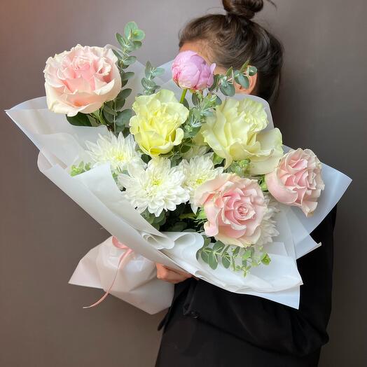 Peonía con rosas francesas