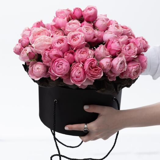 Пионовидные кустовые розовые розы в шляпной кoрoбкe 51