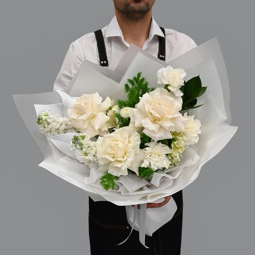 Стильный букет с французскими розами и ароматной маттиолой