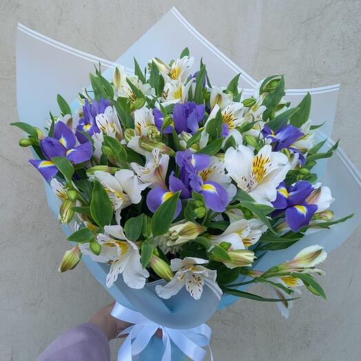 Ramo de Alstroemeria e iris azul
