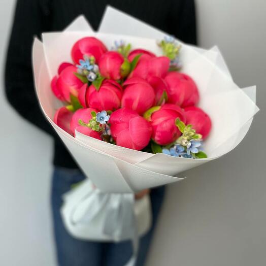 Пионы и незабудка