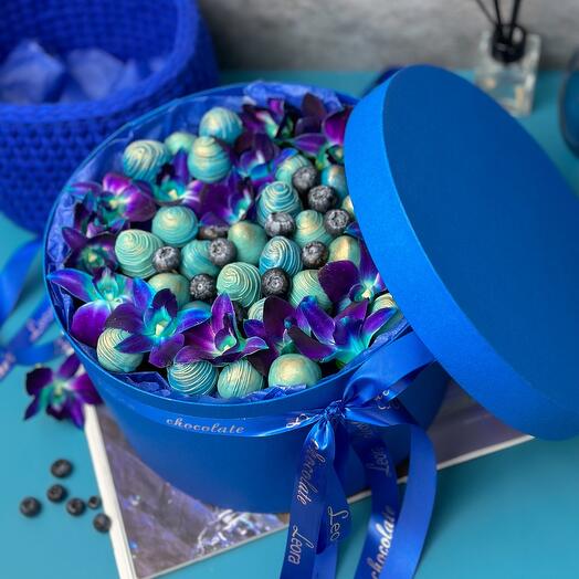 Космический BOX для космической девушки.  Клубника в шоколаде 25-35 шт и орхидеи в форме Сердца. Набор 1073