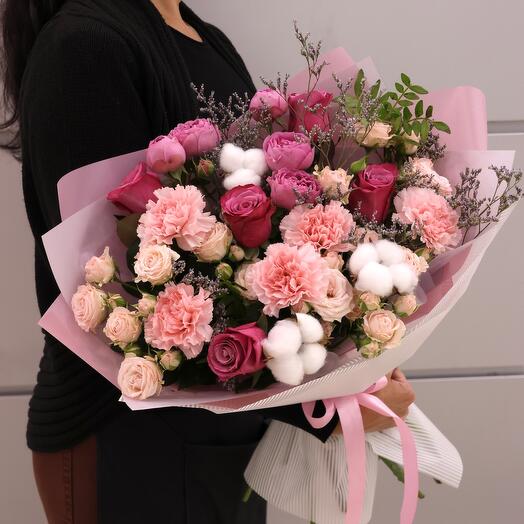 Ramo de autor con rosa arbusto "Carmesí"