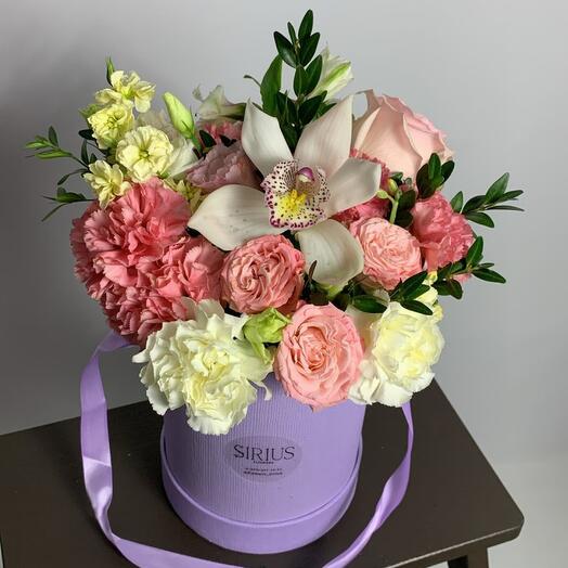 Hatbox with carnations, roses and an orchid
