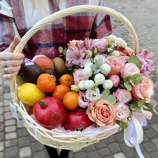 Шикарная корзина из фруктов и цветов
