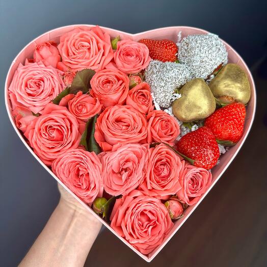 Розы в коробочке «Love berries»