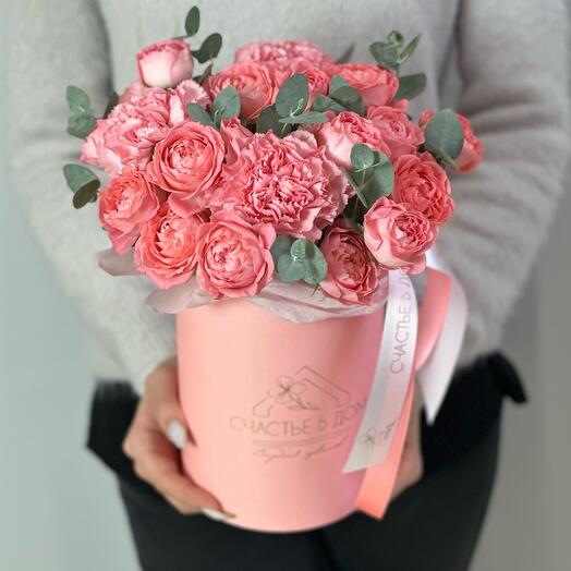 Rosas y eucaliptos en una Caja