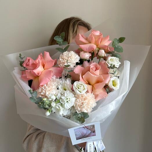 Букет «Самой нежной» с французскими розами, гвоздиками, кустовыми пионовидными розами, лизиантусом и ароматным эвкалиптом