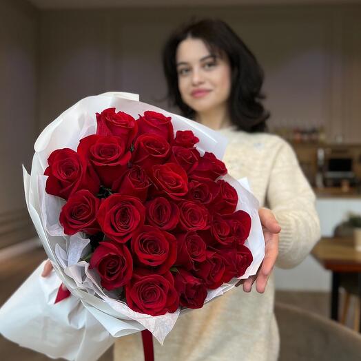 Моно букет из 25 красных роз в фирменной упаковке (14.75)