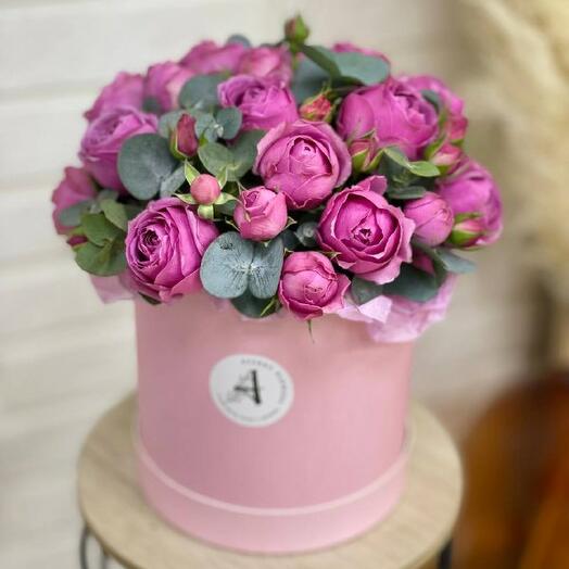 Rosas de peonía Misty Bubbles con eucalipto en una Caja