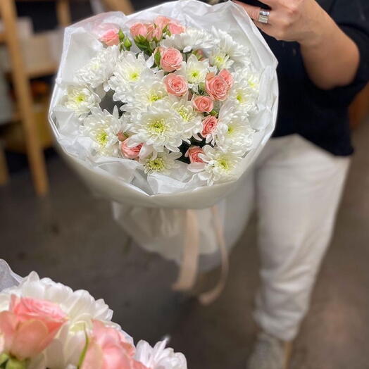 Ramo de rosas y crisantemos