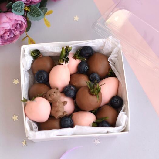 Клубника в шоколаде с мини фигуркой мтшки