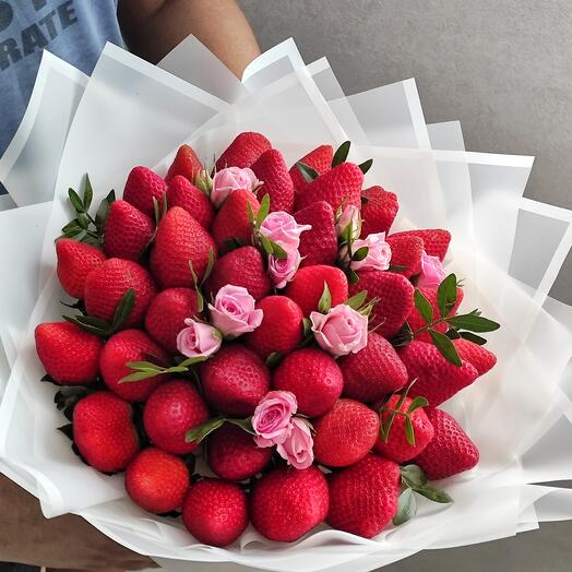 Букет из клубники с розами