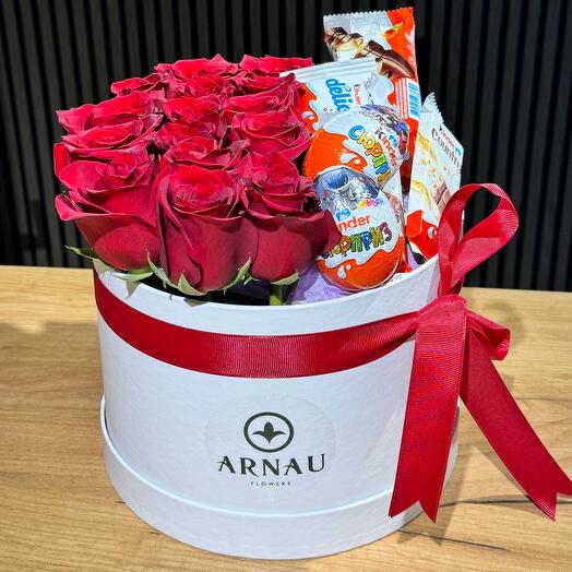 Цветы в коробке со сладостями