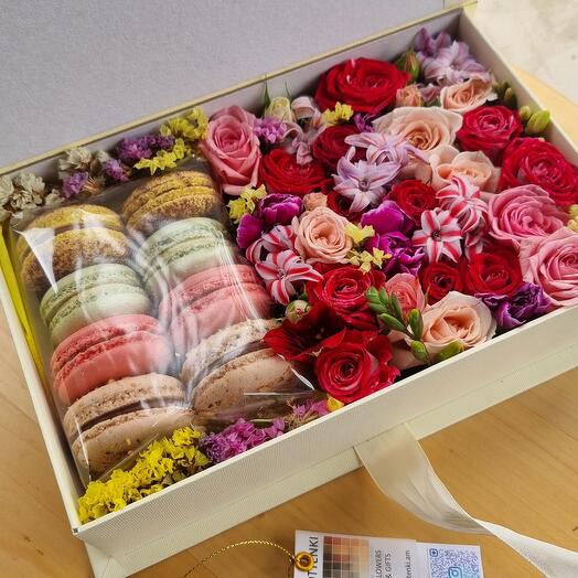 Цветы в коробке с макарон
