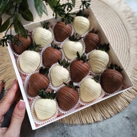 Клубника в шоколаде "Белое и чёрное"