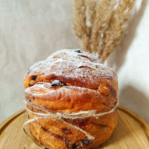 Kraffin with berries. Easter Cake