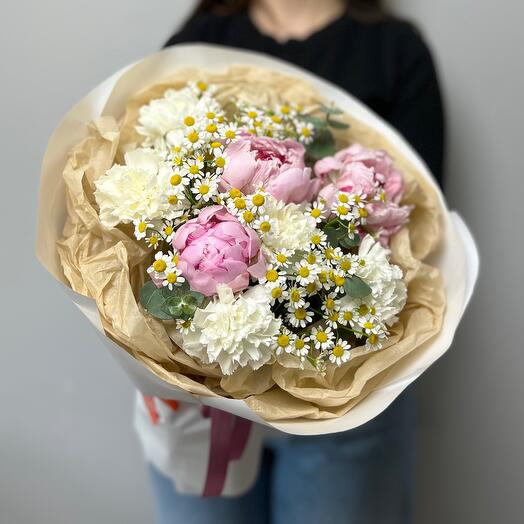 Bouquet 206 with pink peonies and daisies