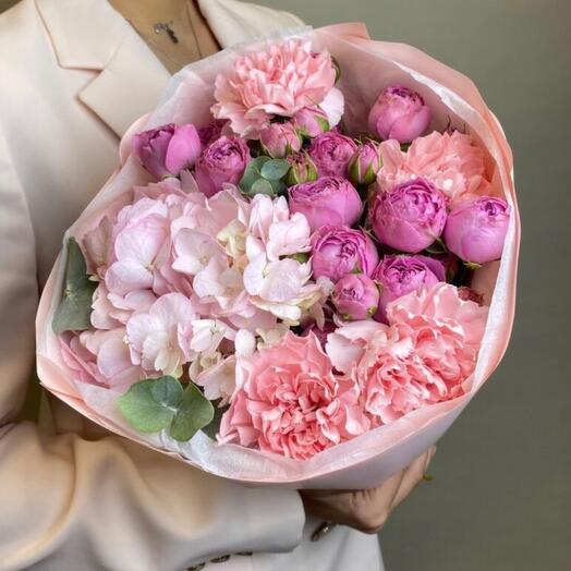 Ramo de hortensias, rosa de peonía, para el favorito