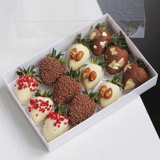 Клубника в шоколаде 12 шт «Звездная пыль»