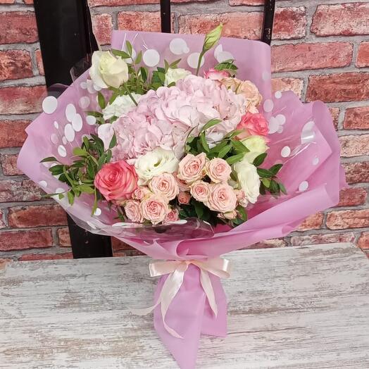 Букет с гортензией и розой