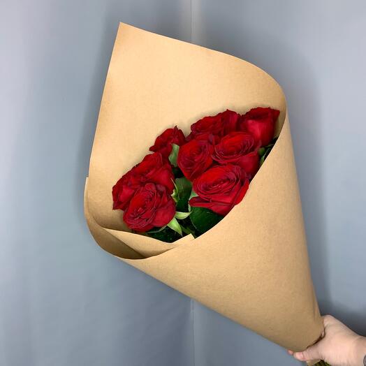 Красные розы в крафте 9