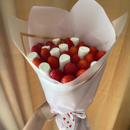 Bouquet of fresh strawberries with marshmallows
