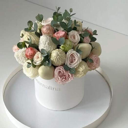 Клубника в шоколаде с цветами