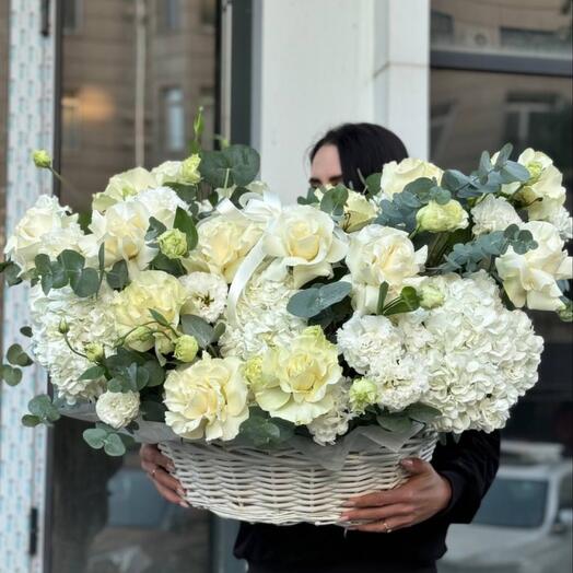 Корзина с цветами белая